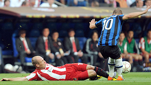 Arjen Robben and Wesley Sneijder fight for the ball.