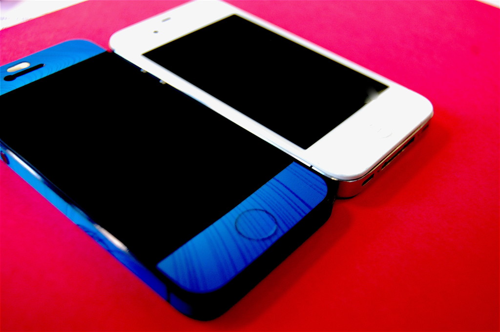 iPhone 5 (blue) and iPhone 4s (white)