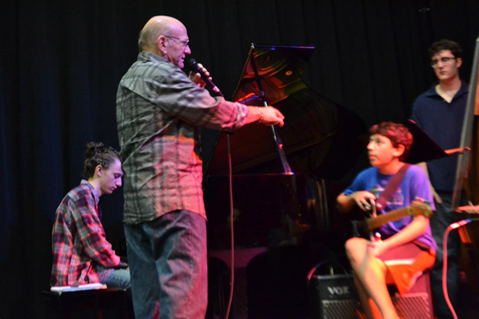 Liebman+offers+advice+to+members+of+CHS+Jazz+combo+Tempus+Fugit.
