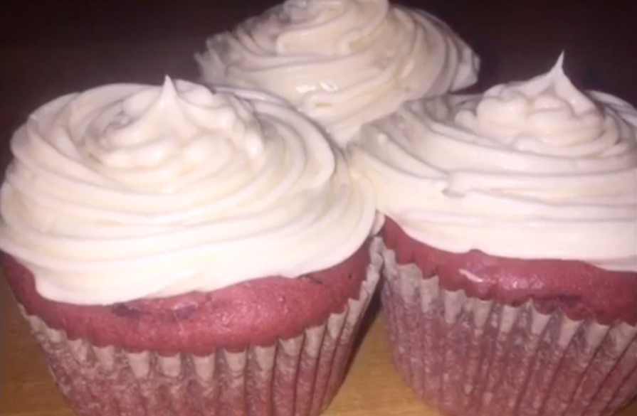 Red+Velvet+Cupcake+with+Cream+Cheese+Frosting