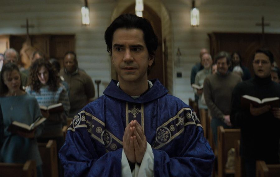 Hamish+Linklater+as+Father+Paul+Hill+in+Midnight+Mass
