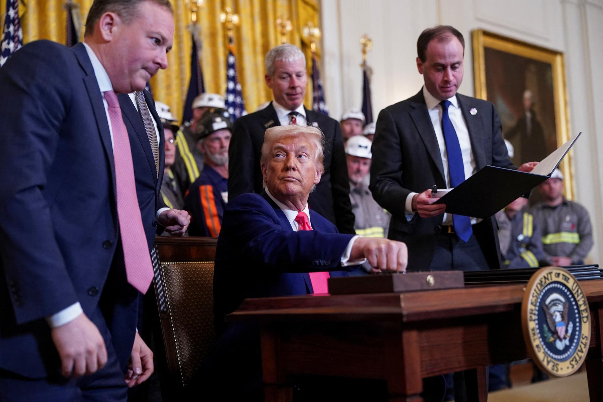 U.S. President Donald Trump signs executive orders, at the White House in Washington, D.C., U.S., April 8, 2025. REUTERS/Nathan Howard