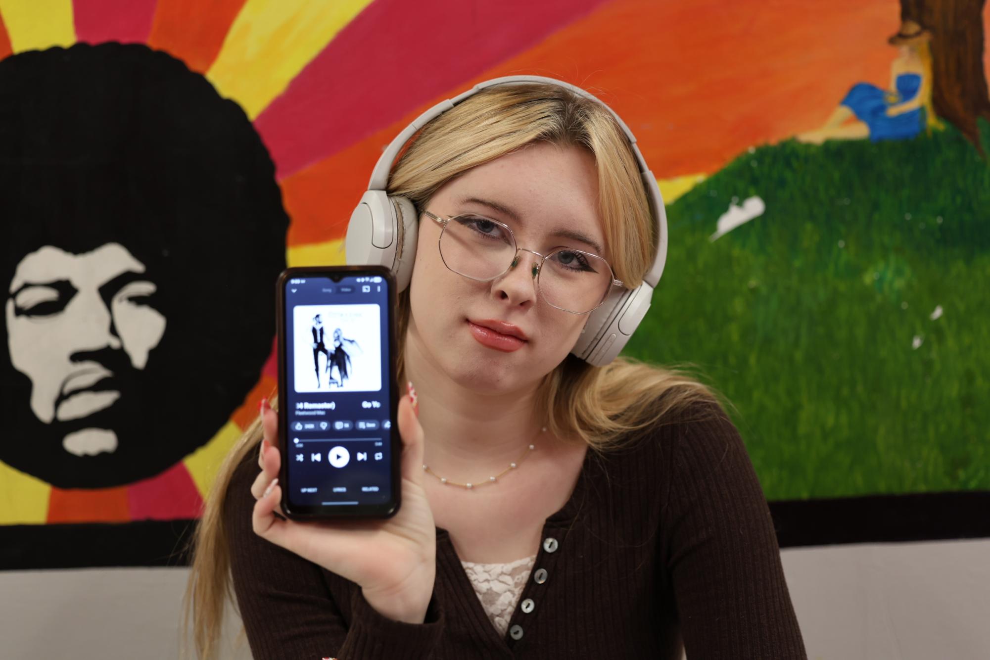 Izzy Trax plays “Go Your Own Way” by Fleetwood Mac, a classic track that continues to resonate across generations.